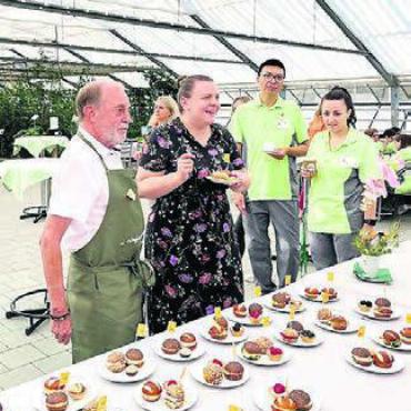 Alles tun für die Mitarbeitenden - Auf Augenhöhe begegnen: Direktor Urs Bosisio packt tatkräftig mit an am Buffet.