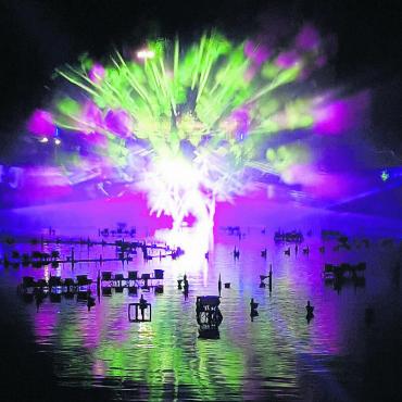 Lichtspektakel über der Reuss - Die Reuss wird in Laserlicht gehüllt. Bild: zg