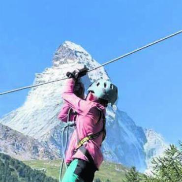 Schloss, Döschwo, Strohhut - Roger und Katja Nussbaumer waren mit Sohn Noël (8) eine Woche in Zermatt. «Als Belohnung für das fleissige Wandern gingen wir in den Seilpark», schreibt die Familie aus Hermetschwil-Staffeln.