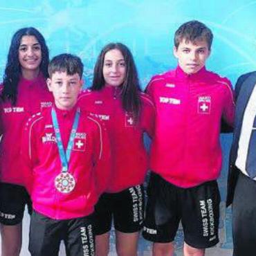 Silberjunge Enzl - Kickboxing Wohlen an der Junioren-EM, von links: David Nichini, Sanem Oruclar, Silbergewinner Jan Enzl, Alessia Ciaco, Pascal Strebel, Antonio Cerundolo. Bild: zg