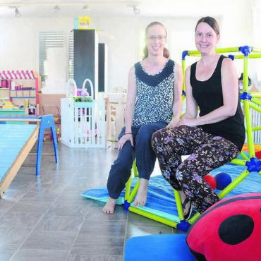 Entwicklung der Kinder fördern - Hier können Kinder Kinder sein: Melanie Ostertag (rechts) und ihre Schwester Ramona Schild im grossen Spielraum am neuen Standort. Bild: Chregi Hansen