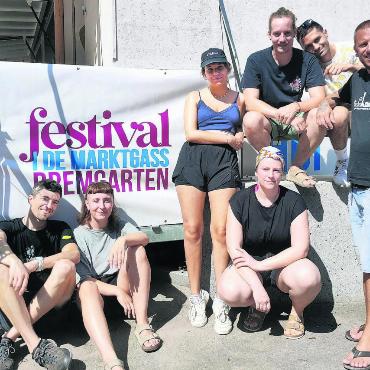 «Den FidM-Spirit nach Baden tragen» - Gemeinsam im Namen des Bremgarter Musikfestivals an der Badenfahrt (von links): Patrick Fürst, Jaël Kaufmann, Aline Steiger, Ramona Maier, Jonas Schüpfer, Nico Schulthess und Juri Tirez. Vom OK fehlen: Severin Peer, Laura Zimmermann, Philippe Attiger, Pascal Egger. Bild: Marco Huwyler