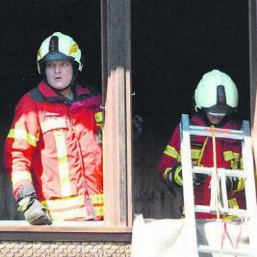 Abläufe verinnerlichen - Feuerwehrleute suchen das angrenzende Wohnhaus nach Gefährdeten ab.
