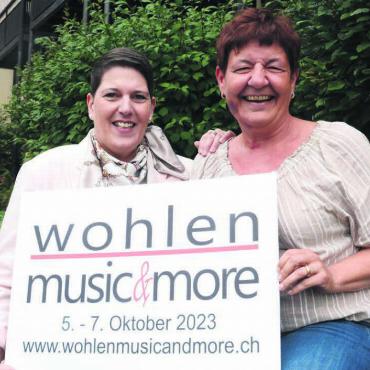 Drei Abende voller Highlights - Die Vorbereitungen laufen auch Hochtouren. Angi Simoniello (links) und Anita Amsler sind überzeugt, dass das Festival ein Erfolg wird. Bild: Chregi Hansen