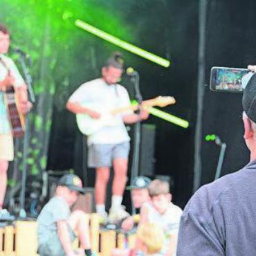Tanzend den Regen bekämpft - Ein Bild für die Erinnerung von Tobias Jensen und Band.
