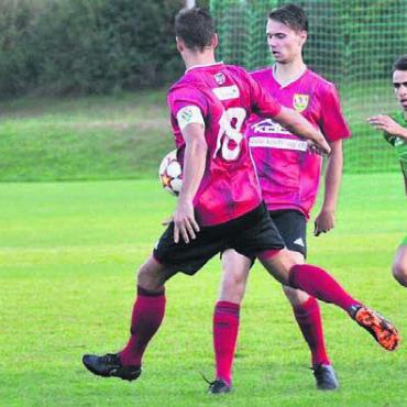 Top auch neben dem Platz - Der FC Niederwil (in den roten Dresses) ist gut aufgestellt, sowohl auf dem Rasen wie auch auf Vereinsebene. Bild: Archiv