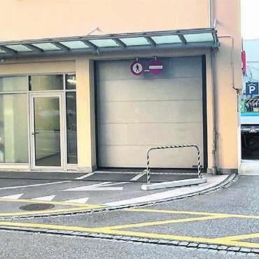 «Was für ein Irrsinn» - Geht es nach dem Willen der Migros, würde ein seltener Verkehrsknotenpunkt auf kürzester Distanz entstehen (v. l.): Eingang zur Migros und zu anderen Geschäften, Eingang zu Treppenhaus mit Wohnungen, Ausfahrt aus der Tiefgarage, Einfahrt in Migros- und «Ahornpark»-Garage. Gegen diese Dichte von Fussgänger- und Autoverkehr auf wenigen Metern wehren sich die Einsprecher. Bild: Daniel Marti
