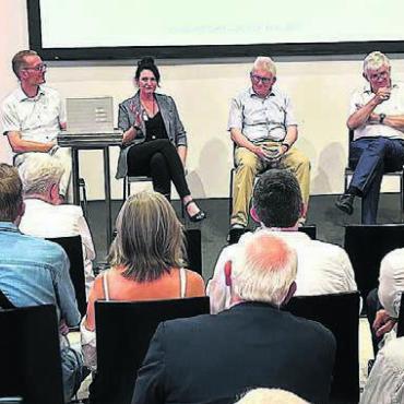Mehr als nur eine Firmengeschichte - Das Podiumsgespräch mit v. l. Autorin Esther Hürlimann, Michael Utz, Nicola Sporrer, Heiner und Dieter Utz sowie Beatrice Müller.
