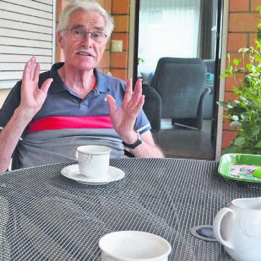 «Wohnungen allein reichen nicht» - Der langjährige Gemeindeschreiber Alois Riner fühlt sich mit dem Dorf eng verbunden und engagiert sich deshalb im Seniorenrat. «Wir sehen uns als Sprachrohr der älteren Bevölkerung», sagt er. Bild: Chregi Hansen