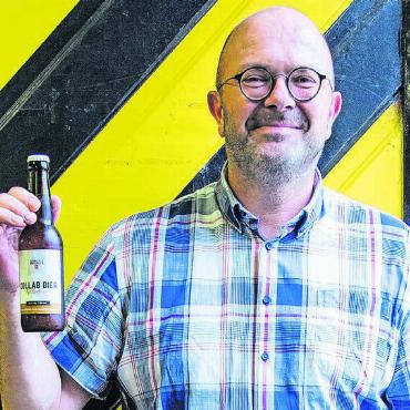 Zusammen das Collab Bier gebraut - Otto Sorg und seine Brauerei Erusbacher & Paul AG in Villmergen steuerte einiges zum gemeinsamen Bier bei. Bild: pd