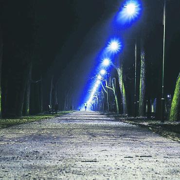 Zwei Systeme testen - Strom sparen versus Sicherheitsgefühl: Der Gemeinderat hat schon letzten Winter die Strassenbeleuchtung in den Quartieren nachts ausgeschaltet. In Zukunft sollen Sensoren die Beleuchtung gezielt ein- und ausschalten. Bild: pixabay