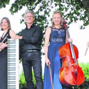 Fünf Leben für die Musik - Die Familie Bürger freut sich auf die Tournee (v. l.): Jana (Harfe), Olivia (Trompete), Alois (Klavier), Nora (Violoncello) und Sabina Bürger (Flöte).