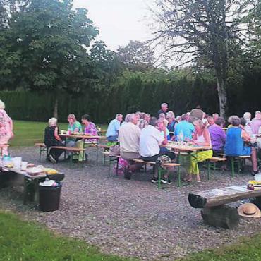Tiefgründige Gespräche - Rund 50 Teilnehmende genossen einen gemütlichen Abend bei Speis, Trank und vielen angeregten Gesprächen. Bild: zg