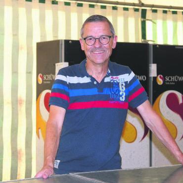 Der Herr der Pommes frites - Schon so gut wie bereit, um Bestellungen entgegenzunehmen: Stephan Amstutz, Festwirt an der Springkonkurrenz. Bild: Josip Lasic