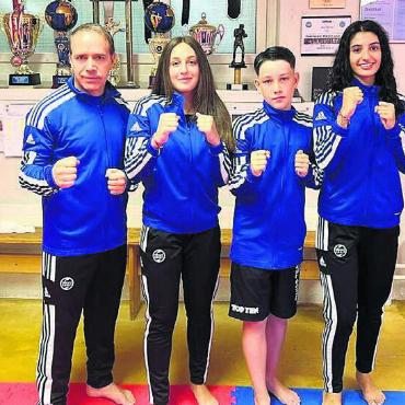 Medaillenkampf in der Türkei - Kickboxing-Wohlen-Leiter Rocco Cipriano (links) mit den EM-Teilnehmern seines Vereins (von Links): Alessia Ciaco, Jan Enzl, Sanem Oruclar. Es fehlt: Pascal Strebel. Bild: zg