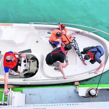 Wenn Minuten ewig wirken - Die Verletzten wurden vom Unfallboot zum Kursschiff gebracht. Bild: chh