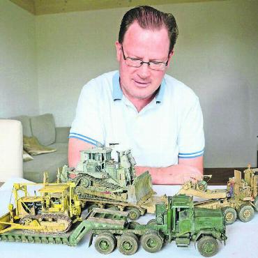 Eintauchen in eine andere Welt - Michael Morf widmet sich hauptsächlich Modellen von Militärfahrzeugen. Er hat aber auch eine grosse Palette an Schiffen und Flugzeugen. Grossen Wert legt er auf die Verwitterung der Modelle. Bild: Chregi Hansen