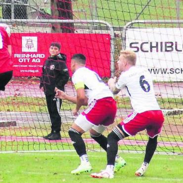 «Wie Schuljungen» - 16. Minute: Die Murianer Abwehr (in Weiss) schwimmt. Alessio De Pierro (Nummer 19) trifft zum 2:1 für Muttenz. Bild: pf