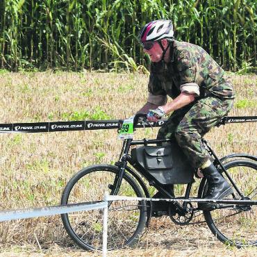 Alter schützt vor Ehrgeiz nicht - René Scherer beim Militärrennen auf dem Weg zu Rang 10. Der 77-Jährige konnte immerhin fünf Teilnehmer im Feld hinter sich lassen.