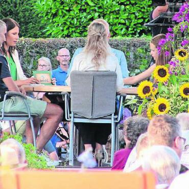 Mitfiebern und mitfeiern - Sonia Kälin, Schiedsrichterin, passt am Spieltisch auf, dass alles gut abläuft. Dank den Bildschirmen können alle verfolgen, was auf der Bühne passiert.