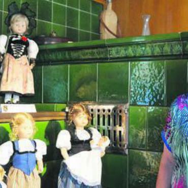 Herzblut ist deutlich spürbar - Zwar hat sie selber keine Tracht, dafür ist ihre Faszination für Trachtenpuppen umso grösser. Mit ihrem Hobby verbringt Theres Fähndrich aus Boswil viel Zeit. Bilder: Annemarie Keusch