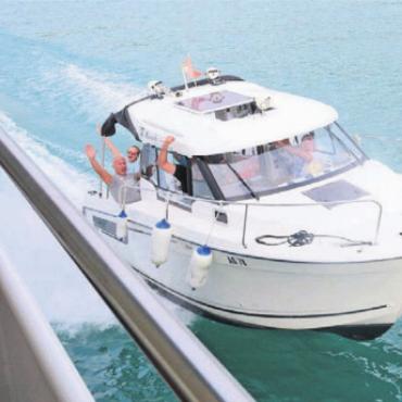 Wenn Minuten ewig wirken - Protokoll des Unfalls: Eine Partygruppe auf einem Sportboot umkreist das Kursboot und touchiert es dann, wobei eine Passagierin in den See geschleudert wird. Zum Glück war alles nur fingiert. Bilder: Chregi Hansen
