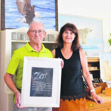 Premiere für Vater und Tochter - Die Kunst ist ihre grosse Leidenschaft, jetzt zeigen Heinrich Neeser (Kalligrafie) und Cordy Frey (Airbrush) ihre Werke erstmals in einer öffentlichen Ausstellung. Bild: Annemarie Keusch