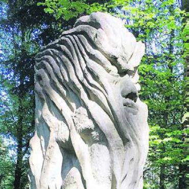 Einblick ins Steinhauen - Seit 13 Jahren stehen die Skulpturen im Waltenschwiler Wald – etwa zur Sage der brennenden Männer. Bild: zg