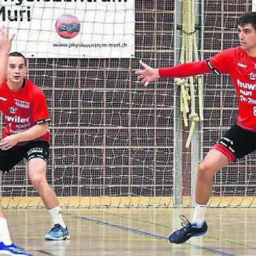 Mit Abwehrbollwerk zum Kantersieg - Dominik Lang (rechts, fünf Tore) wurde zum «Best Player» ausgezeichnet. Bild: tvm