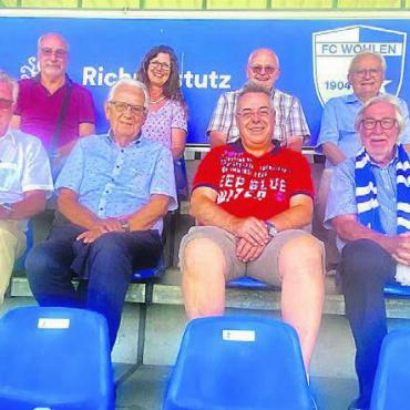Das Derby als Ort der Begegnung - Ein Gruppenbild auf der Tribüne des FC Wohlen. Hintere Reihe von links: Mike von Wyl, Präsident FC Wohlen, Koni Gfeller, Ariane Gregor, Andrea Duschén, Harold Külling, Fritz Isler. Vordere Reihe von links: Arthur Fischer, Meinrad Meyer, Robert Steffen, Marc Läuffer (aktueller Vizepräsident), Peter Isler, Hans Hübscher. Bilder: zg
