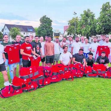 Sportkleider für den Kosovo - Die erste Mannschaft des FC Bremgarten spendet einem Dorfclub im Kosovo ihre kompletten Trainingssets der Aufstiegssaison. Bild: zg