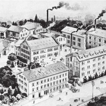 In spannende Videos eintauchen - Auf Streifzug an der Streba vorbei: Vormals Paul Walser & Co., ursprünglich Geissmann & Landerer. Die Gebäude in Wohlen wurden gebaut um 1904, das Bild stammt aus der digitalen Fotosammlung des Schweizer Strohmuseums.