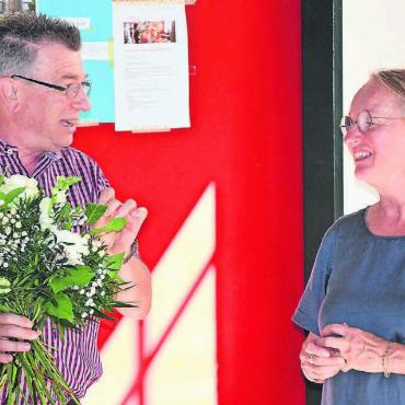 Vielleicht sogar eine Goldgrube - Grosse Erleichterung, dass es eine tragfähige Lösung für das Chappelehof-Restaurant gibt: Paul Huwiler, Präsident des Trägervereins St. Leonhard, überreicht Monika Küng, Präsidentin des neuen Vereins «Leo’s Gastronomie», einen Blumenstrauss als Zeichen des Dankes. Bild: Daniel Marti