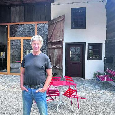 Ein Ort mit ganz viel Magie - Stefan Hegi vor dem neuen Künstlerhaus in Boswil – dessen Umbau war für ihn und die Institution ein Meilenstein. Bild: Annemarie Keusch