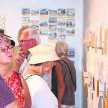 In die Geschichten eintauchen - Das interaktive Kino ist der Fixpunkt der neuen Ausstellung. Zusammen mit der Zeittafel können alle Geschichten der Zeitzeugen auch eingeordnet werden. Bild: dm
