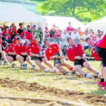 Und jetzt erst mal Ferien - Das Schweizer Nationalteam der Männer bis 560 kg gewinnt auch den WM-Titel. Sechs Sinser Athleten und ein Trainer helfen dabei tatkräftig mit.
