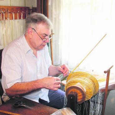 Kunsthandwerk mit langer Tradition - Stolz ist Kurt Wismer noch heute auf sein Kunsthandwerk und er hat den Beruf zum Hobby gemacht. Bilder: Monica Rast