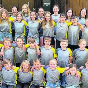 Viel Neues kennengelernt - Gruppenbild der 49 Kinder und Jugendlichen und des Leiterteams – die Jugend des TV Merenschwand in Langenthal. Bild: zg