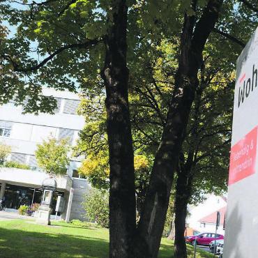 Jetzt wird tüchtig aufgestockt - Trotz engen Raumverhältnissen sollen im Gemeindehaus bald noch mehr Personen arbeiten. Bild: Archiv