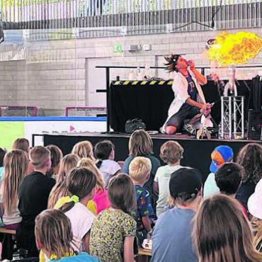Nachmittag voller Experimente - Höhepunkt der Jubiläumsfeier war die Show von Professor Bummbastic. Bild: wam