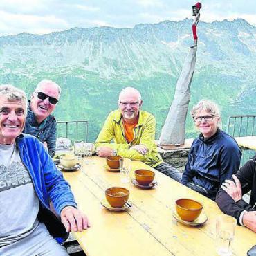 Echo vom Salbit - Auf der Salbithütte geniessen die Wanderinnen und Wanderer gemütliche Stunden. Bild: zg