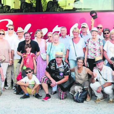 Viel Wein und ausgerechnet ein Götti am Steuer - Der Familienausflug der Kammergesellschaft war für alle ein tolles Erlebnis: Am Bielersee wurde einiges über die Weinherstellung erfahren. Bild: zg
