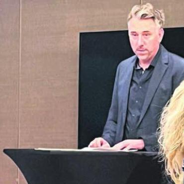 Vorbildliche Nächstenliebe - Grossrat Stefan Dietrich, Mitglied der SP Bremgarten, macht die soziale Lage anhand von Zahlen und Fakten deutlich. Bild: mub