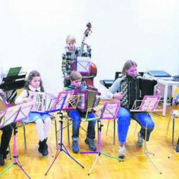 Musik erleben und entdecken - Am Schnupperabend können Interessierte verschiedene Instrumente ausprobieren. Bild: Archiv