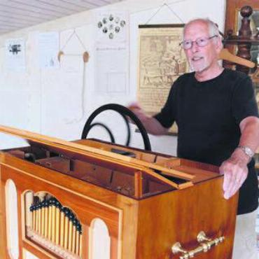 Drehen im Dreivierteltakt - Hans Schmid weiss fast alles zum Thema Drehorgeln. Bild: chh