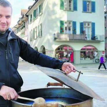 «In der Nacht kann man romantisch sein» - Raphael Jutzeler ist Marronimann aus Leidenschaft. Bild: huy (Archiv)