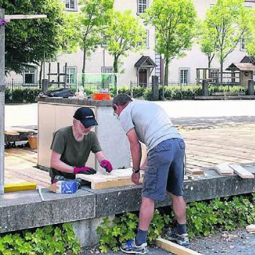 Für einmal nicht das Kloster - Intensiv wurde letzte Woche auf dem Klosterhof gearbeitet, bis Tribüne und Bühne fertiggestellt waren.