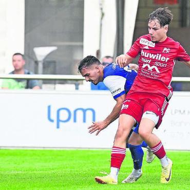 Den ersten Sieg anvisiert - Muris Rafael Freitas Fereira (rechts) im Duell gegen Wohlens Edison Golaj. Das Derby war bisher das einzige Spiel, wo Muri punkten konnte. Gegen Muttenz soll jetzt der erste Sieg her. Dafür ist ein mutiger Auftritt von Anfang an nötig. Bild: Archiv/awa