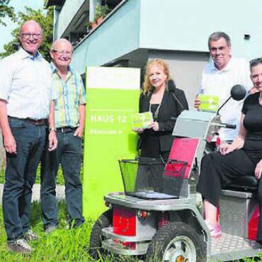 Nochmals einen Schritt höher - Das Angebot im Bereich betreutes Wohnen ist breit – von der Einkaufshilfe bis zum Seniorenmobil. Nun freuen sich die Verantwortlichen des Bünzparks und der Spitex Freiamt, dass dieses weiter ausgebaut wird. Bild: ake