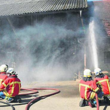 Abläufe verinnerlichen - Um das Feuer einzudämmen, braucht es bei einer Holzscheune reichlich Wasser.
